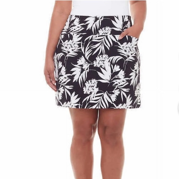 Women's S.C & Co. Black/White Floral tummy Control Pull On Skort/Skirt  S 17” - Picture 2 of 12